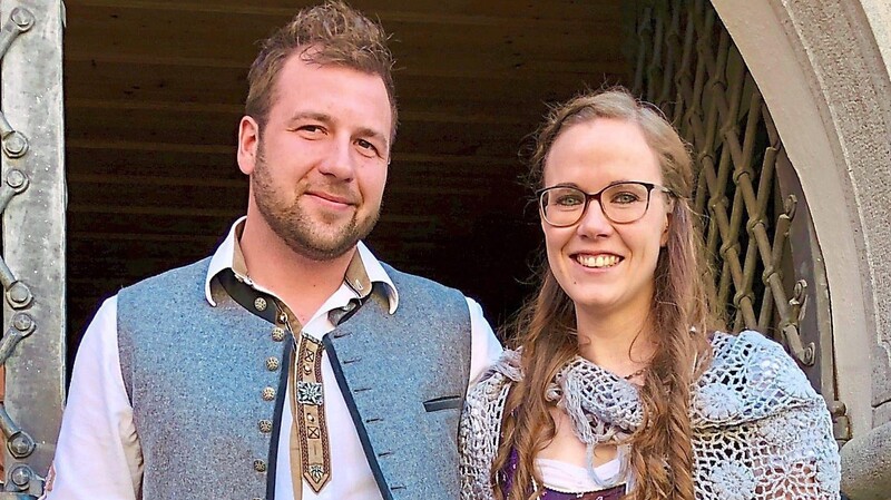 Statt zu feiern ließ das Brautpaar seinen Hochzeitstag auf der Gredbank vor ihrem Haus in Dieberg ausklingen: Melanie und Markus Kolmer am Karsamstag beim Verlassen des Rathauses.