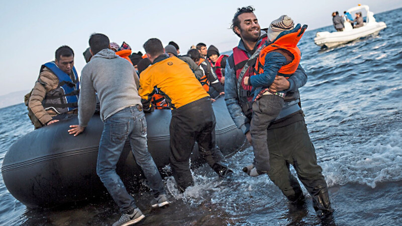 Mit dem Schlauchboot erreichen Flüchtlinge das griechische Lesbos. Auch Waid überquerte damit die EU-Außengrenze.