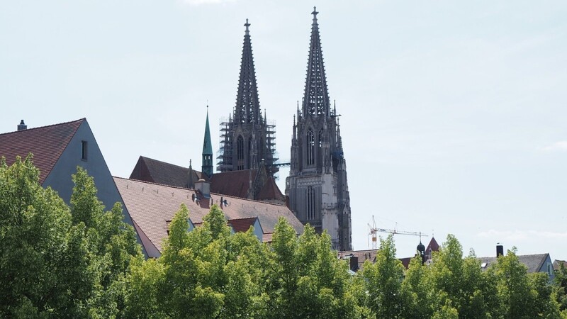 Ganz so idyllisch, wie es der Blick auf den Dom suggeriert, geht es in Regensburg momentan nicht zu. (Symbolbild)