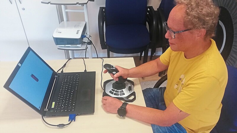 Wolfgang Haas vor einem Laptop, auf dem das neue "Anti-Alkohol-Training" läuft. Softdrinks und ähnliches muss an den Körper herangezogen und Alkohol weggeschoben werden.  Fotos: Hagn