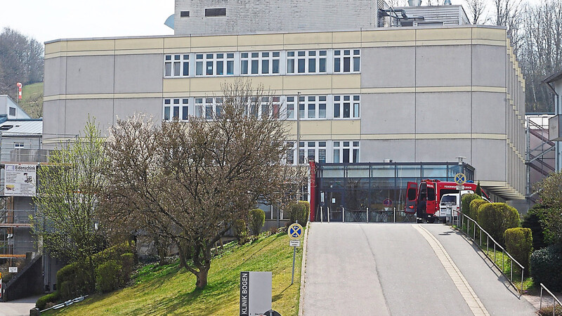 Auffahrt und Eingang zum Klinikum Bogen: Darin ist das neue Covid-19-Zentrum untergebracht.
