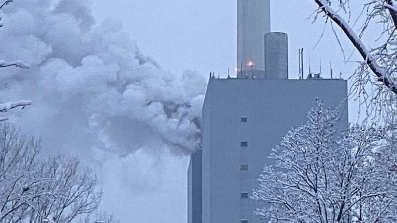 Rauchwolken stehen über einem Kraftwerk des Versorgers Uniper in Nürnberg.
