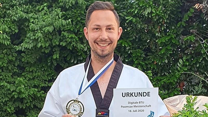 Erfolgssportler Stefan Brummer mit Urkunde und Medaille.