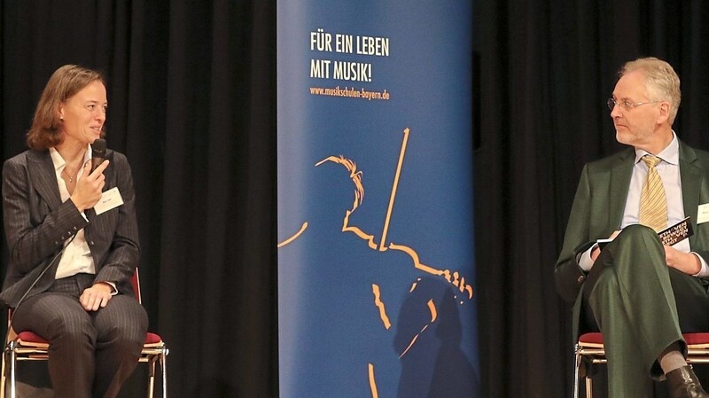 Die Leiterin der Essenbacher Musikschule, Birgit Adolf, im Podiumsgespräch mit dem Vorsitzenden des VBSM Markus Lentz.