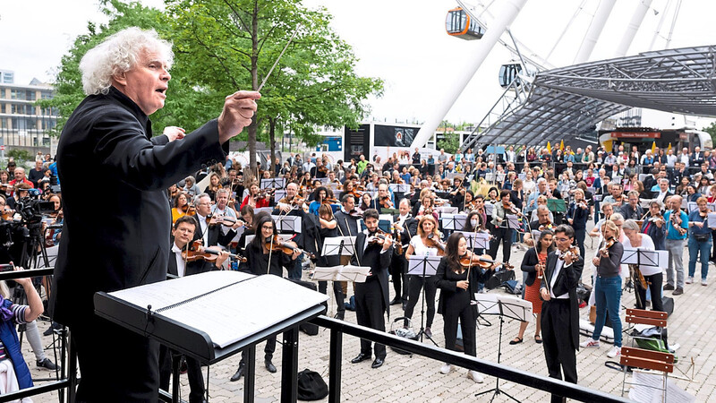 Er will die bayerische Kultur musikalisch kennenlernen: Sir Simon Rattle sucht für seinen "symphonischen Hoagascht" Laienensembles aus ganz Bayern. Im Landkreis scheint diese Suche jedoch vergebens zu sein.
