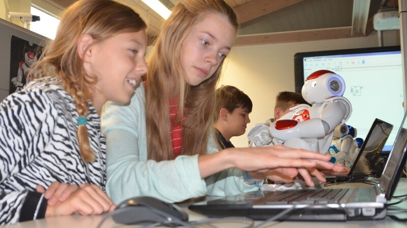 22 Mädchen und Jungen nutzten die Gelegenheit, um herauszufinden, was die Roboter der Hochschule Landshut können, wie sie funktionieren und wie sie programmiert werden.