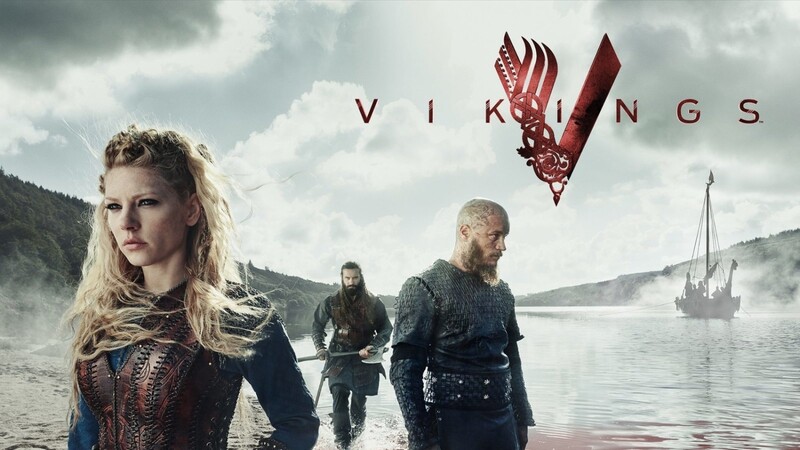 Ragnar Lothbrok (rechts) schafft es zusammen mit seiner Frau Lagertha (links) vom gewöhnlichen Bauern zum Herrscher über die Nordländer. Um ihn und seine Familiengeschichte geht es in der Serie "Vikings".