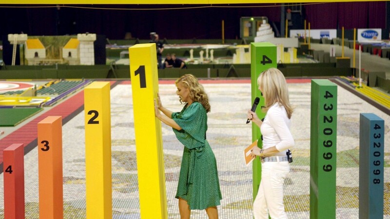 2005 brachte Pop-Sängerin Anastacia (links) den ersten Stein des "Domino Day" ins Wanken. Rechts steht Moderatorin Frauke Ludowig - ob diese auch bei der Neuauflage der Show dabei sein wird, ist momentan noch nicht klar.