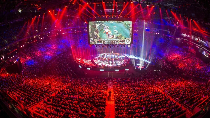 eSport boomt - und füllt Arenen. Tausende Fans sitzen hier beim Finale des Spiels "League of Legends" in der Berliner Mercedes-Benz-Arena.