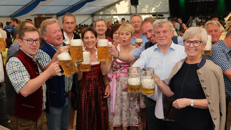 Auch Landrätin Rita Röhrl feierte auf dem Pfingstfest mit.