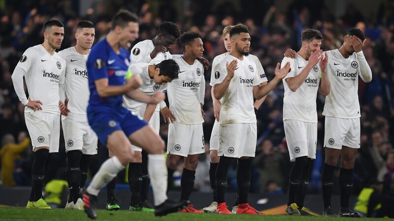 Chelsea jubelt, während die Eintracht aus Frankfurt enttäuscht ist.