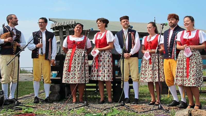 Das Folklore-Ensemble aus Postřekov erfreute mit Musik und Gesang.