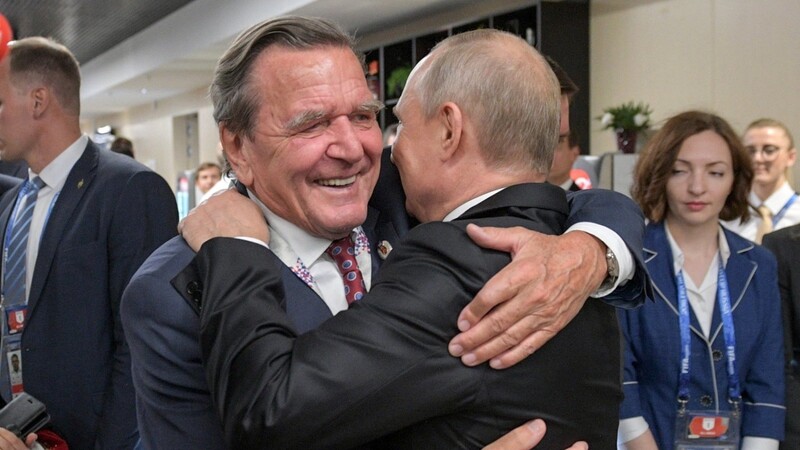 Altkanzler Gerhard Schröder (l.) umarmt 2018 nach einem Fussballspiel den russischen Präsidenten Wladimir Putin.