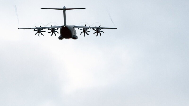 Mit einem Transportflugzeug vom Typ Airbus A400M sollen nun die ersten deutschen Staatsbürger aus Afghanistan evakuiert werden. (Symbolbild)