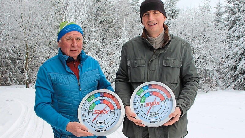 Technischer Leiter Klaus Buschek (links) überreichte Pavel Tilkovsky die beiden SWIX-Thermometer. Zwei weitere wurden beziehungsweise werden auf bayerischer Seite angebracht.
