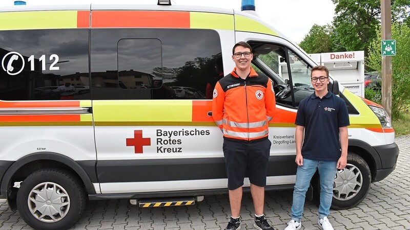 Alexander Köllnberger (links) und Bastian Pöllmann leisten derzeit ihren Bundesfreiwilligendienst beim BRK Kreisverband Dingolfing-Landau.