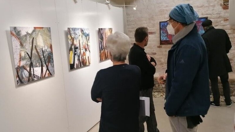 Interessiert begutachteten die Ausstellungsbesucher die Werke der Künstler im Salzstadel.