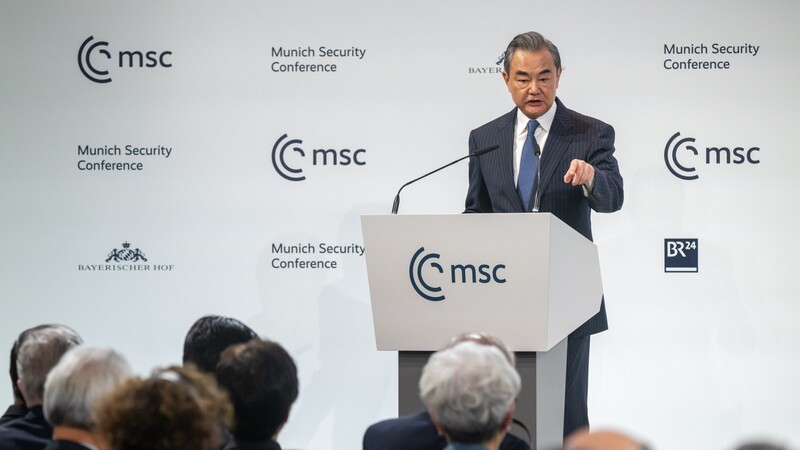 "Wir werden etwas vorlegen", verspricht Chinas oberster Außenpolitiker Wang Yi in München. "Und zwar die chinesische Position zur politischen Beilegung der Ukraine-Krise."