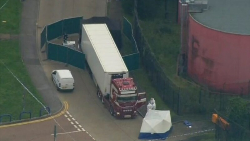 Polizisten arbeiten am Tatort, nachdem 39 Leichen in einem LKW-Container im Industriegebiet gefunden wurden.