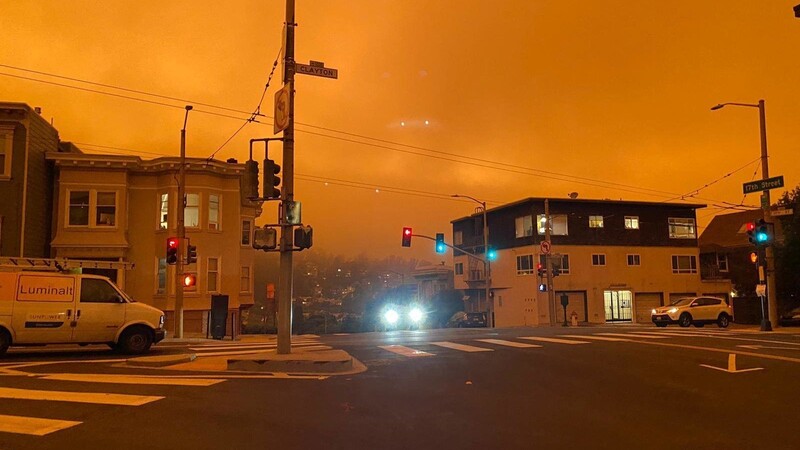 Der Himmel über San Francisco leuchtet dunkel orange. Über den Dächern und Straßen liegt dichter Rauch.