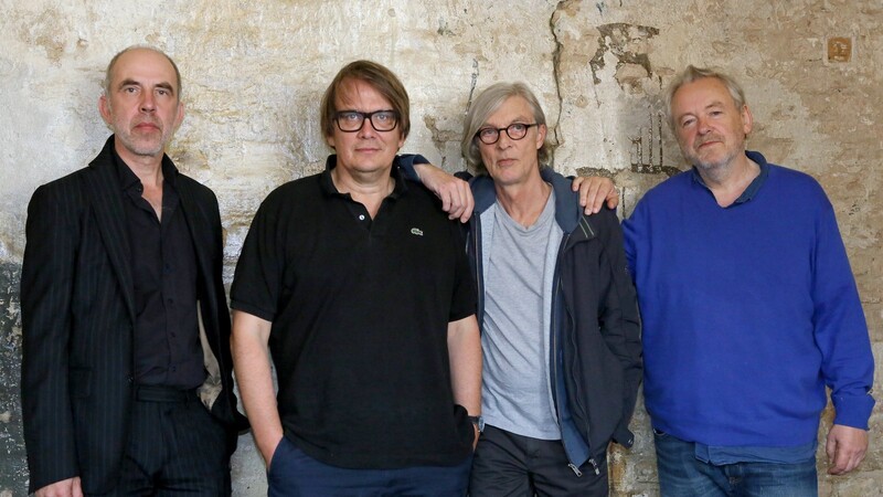 Die Berliner Band Element of Crime (von links): Gitarrist Jakob Ilja, Sänger Sven Regener, Schlagzeuger Richard Pappik und Bassist David Young
