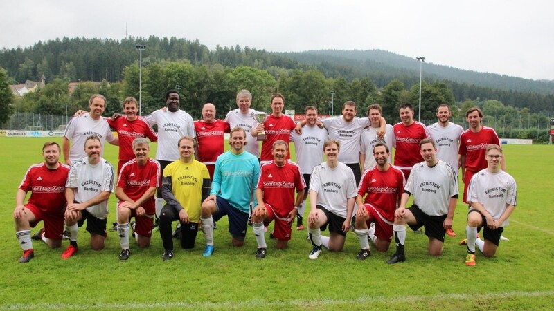 Im Finale standen sich die Teams der Bistümer Augsburg (rot) und Bamberg (weiß) gegenüber.