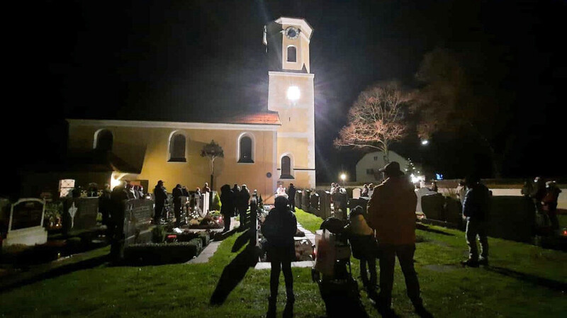 Die Christandacht an Heilig Abend in Kiefenholz fand im Freien statt. Viele Menschen kamen, um diese mitzufeiern.