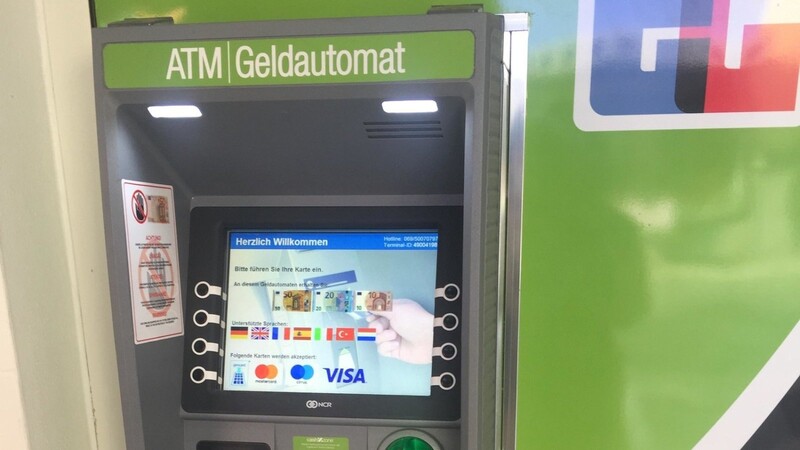 Da gibt's Bargeld. Der Geldautomat eines international agierenden Konzerns ist neuerdings an der Schmidstraße zu finden.
