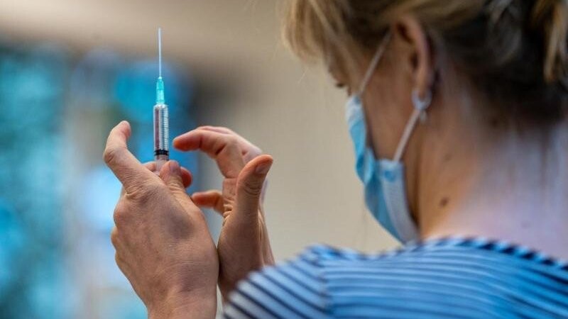 Bis Anfang Juni soll es bayernweit mehr Zweit- als Erstimpfungen geben.