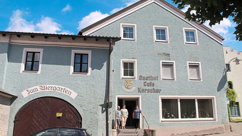 Das Gasthaus Kerscher gehört nun offiziell der Stadt. Rechts Christl Schuhbauer, die nach wie vor darin wohnen wird, in der Mitte Bürgermeisterin Alexandra Riedl mit Winfried Maier vom Bauamt.
