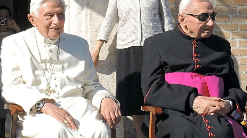 Der emeritierte Papst Benedikt XVI. (l.) und sein Bruder Georg Ratzinger sitzen vor dem Kloster Mater Ecclesiae im Vatikan.
