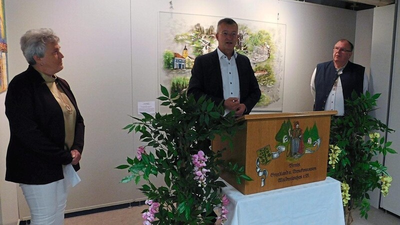 Bürgermeister Markus Ackermann (Mitte) sprach ein Grußwort; Karlheinz Schröpfer hielt die Laudatio auf die Künstlerin Gertrud Kilgert.