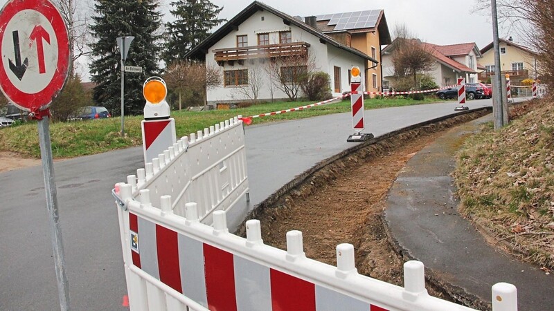 Der Bürgersteig am Baierweg wird über eine Länge von rund 140 Metern saniert.