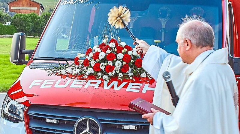Mit Gebeten, Fürbitten und Weihwasser segnete Pfarrer Franz Merl das neue und mit Blumen geschmückte Tragkraftspritzenfahrzeug der FFW Pinzing-Friedendorf.
