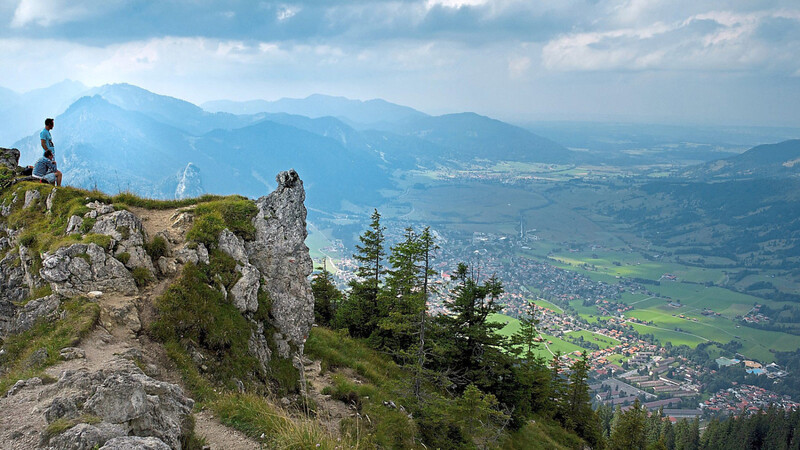 Blick vom Laberberg in das Tal mit der Ortschaft Oberammergau.