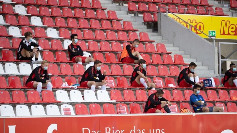 Die Auswechselspieler des SSV Jahn sitzen verteilt auf der Tribüne im Jahnstadion. (Foto: Sascha Janne)
