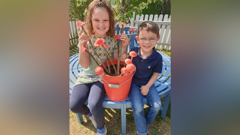 Magdalena (neun Jahre) und Leopold (fünf Jahre) aus Mirskofen bastelten für ihre Tante zum 40. Geburtstag Fliegenschwammerl aus Ton für den Garten. Herzlichen Glückwunsch!
