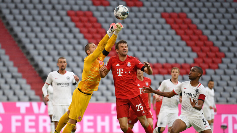 Thomas Müller gegen Eintracht-Keeper Kevin Trapp.