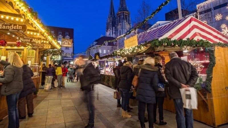 Blick auf den Weihnachtsmarkt auf dem Neupfarrplatz in Regensburg.