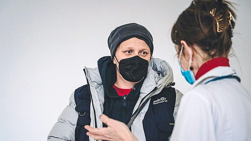 Carola Gerhardinger im Gespräch mit einer Ärztin in der Ukraine