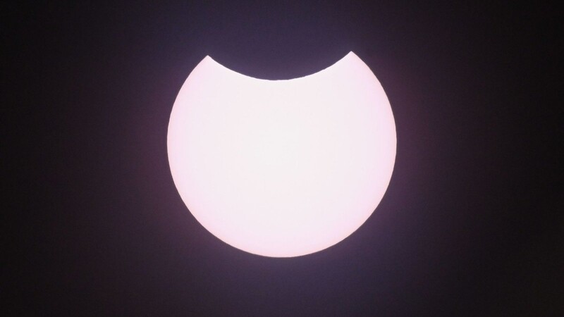 Bei einer partiellen Sonnenfinsternis wird nur ein kleiner Teil der Sonne vom Mond verdeckt.