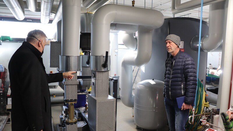 Bürgermeister Josef Dollinger (l.) ließ sich von Bader Energie-Mitarbeiter Raimund Feistl die Wärmeübergabestation erklären.