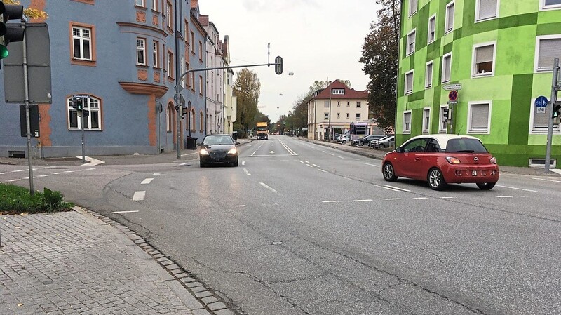 Landshut, Luitpoldstraße/Ecke Schwimmschulstraße: hier fand ein Mann in der Nacht auf Dienstag seine schwer verletzte 19-jährige Bekannte. Woher die Verletzungen der Frau stammen, das versucht nun die Polizei herauszufinden.