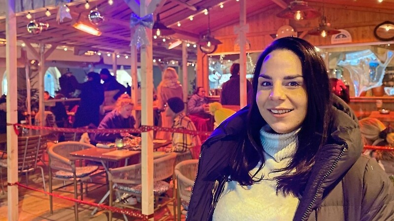 Vicky Solaki hat in ihrem Café "Neon" diesen Winter auf elektrische Heizstrahler umgestellt.