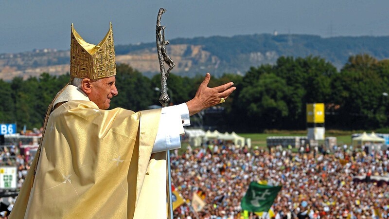 "Wer glaubt, ist nie allein", lautet das Motto der Bayern-Reise von Papst Benedikt XVI. Zur heiligen Messe auf das Islinger Feld bei Regensburg kommen am 12. September 2006 rund 250.000 Menschen.