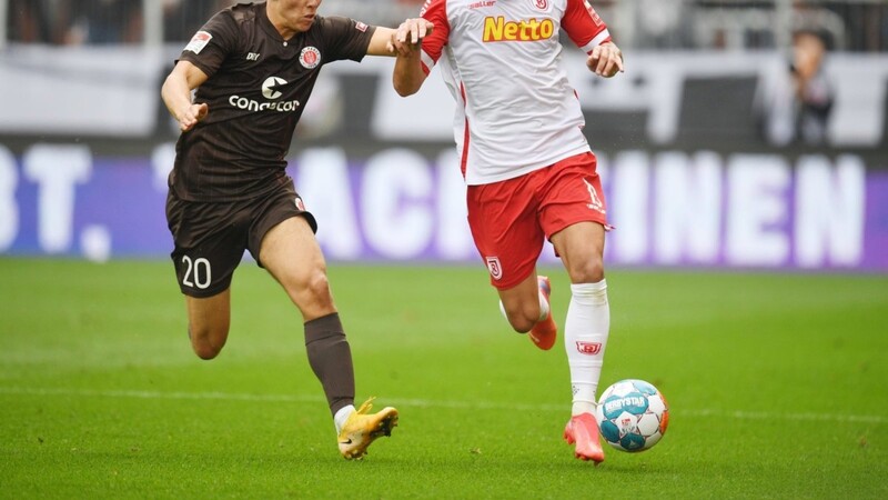 Der SSV Jahn Regensburg (hier Erik Wekesser) musste gegen St. Pauli die erste Saisonniederlage hinnehmen.