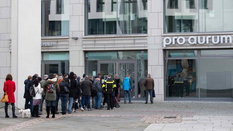 Zahlreiche Käufer stehen vor einer Dresdner Filiale der Goldhandelsfirma Pro Aurum in einer Warteschlange.