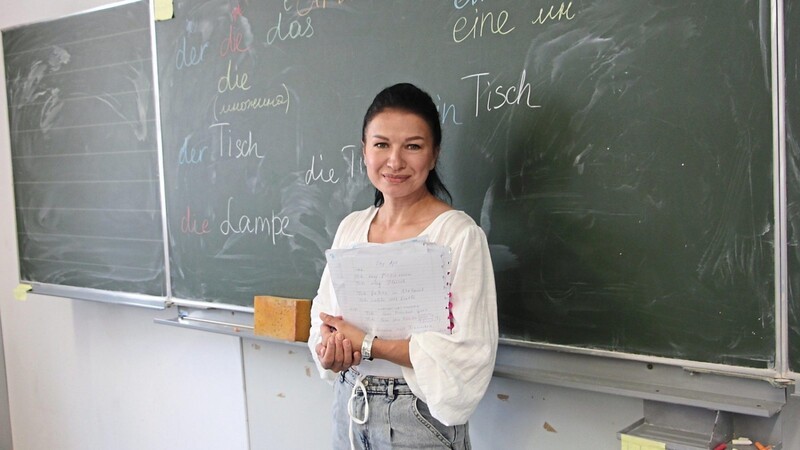 Elena Veduta ist aus der Ukraine nach Deutschland geflüchtet. Seit Anfang Juni unterrichtet sie die Willkommensklasse an der Karl-Peter-Obermaier-Mittelschule in Bad Kötzting.