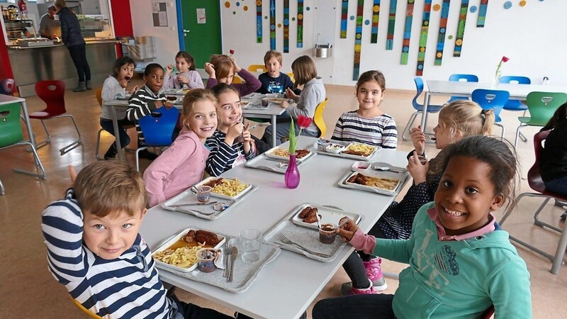 Es soll den Kindern schmecken, gesund sein, nicht zu viel kosten und trotzdem für die Caterer wirtschaftlich sein: Mittagessen in der Schule muss viele Anforderungen erfüllen.