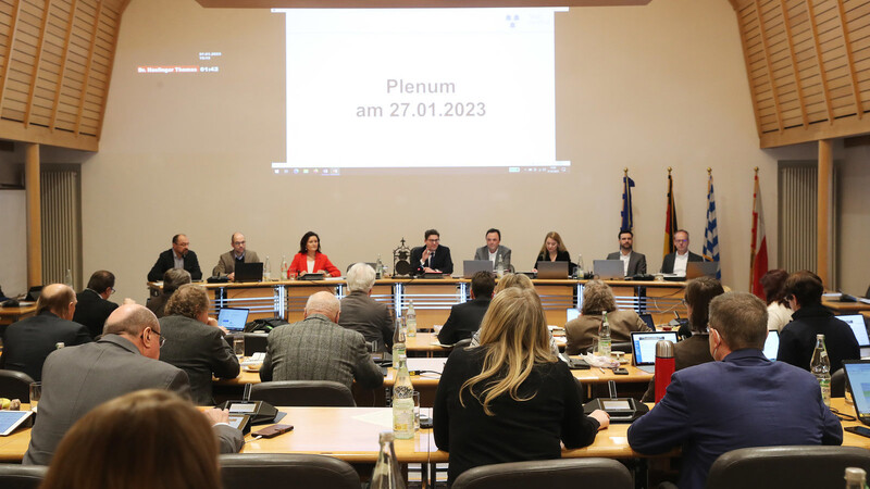 Der Landshuter Stadtrat bei einer Sitzung im Januar 2023.